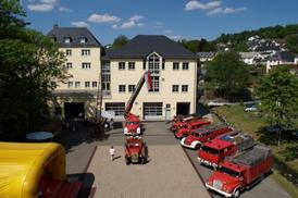 Feuerwehrgerätehaus Hirschberg mit den Einsatzfahrzeugen
