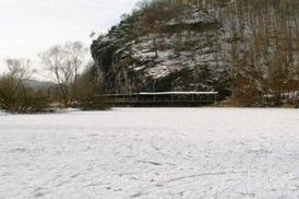 Der Hängesteg im Winter bei zugefrorener Saale